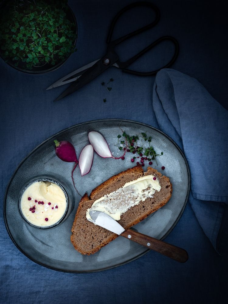 Rezeptbild: Roggen-Dinkel Brot mit selbst gemachter veganer Butter