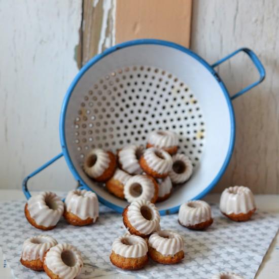 Rezeptbild: Mini-Gugl mit Haselnüssen und Lebkuchengewürz