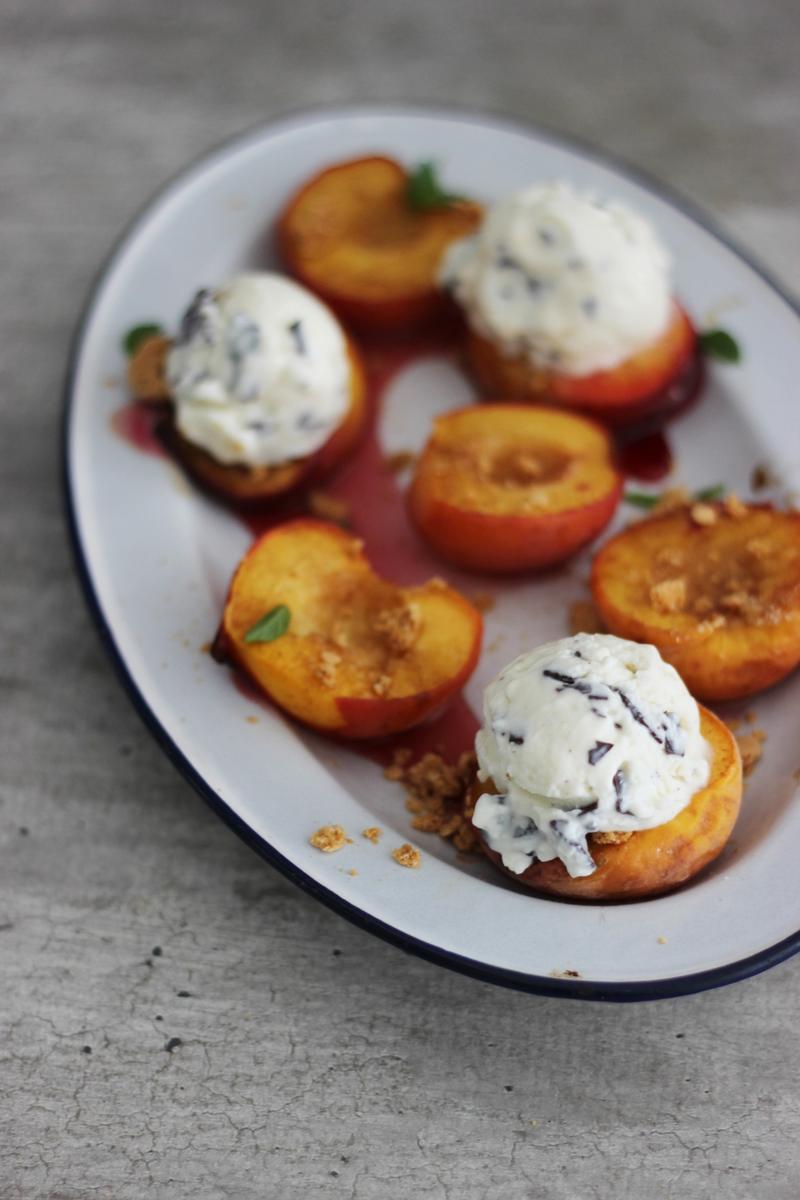 Rezeptbild: Karamellisierter Zimt-Pfirsich mit Ricotta-Schoko-Minz-Eis