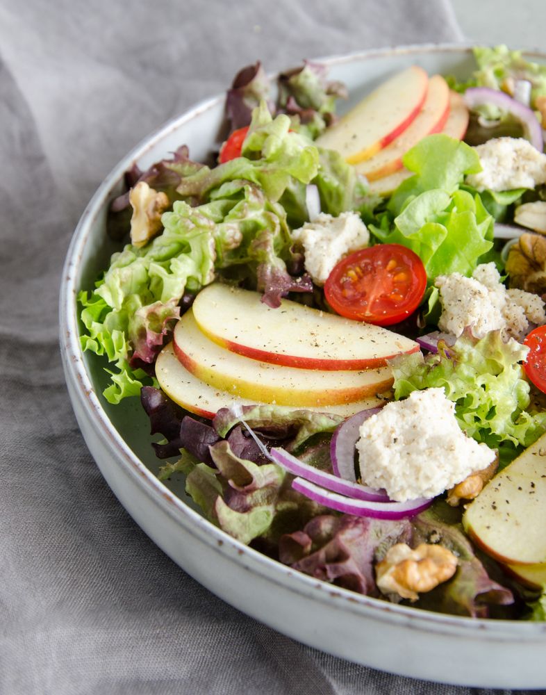 Rezeptbild: knackiger Salat mit Cashew-Frischkäse