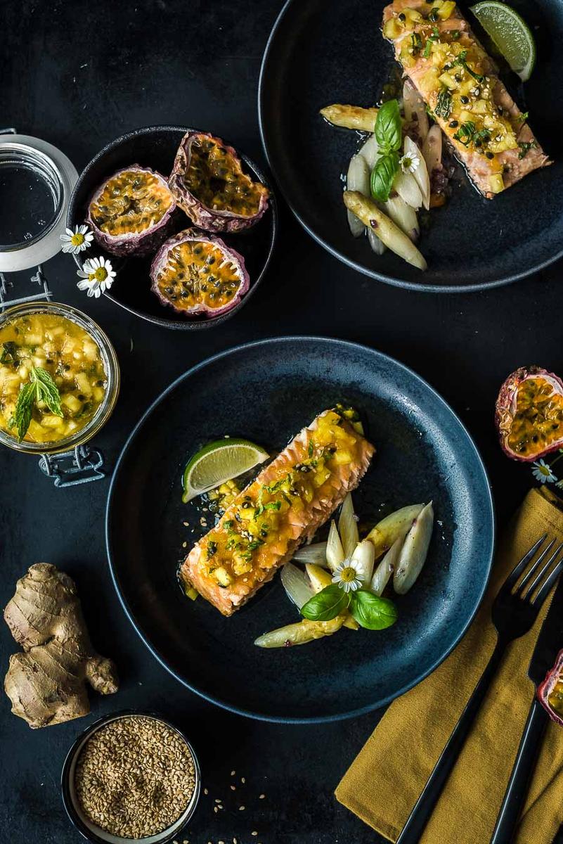 Rezeptbild: Mit Maracuja-Pfirsich-Konfitüre glasierter Lachs