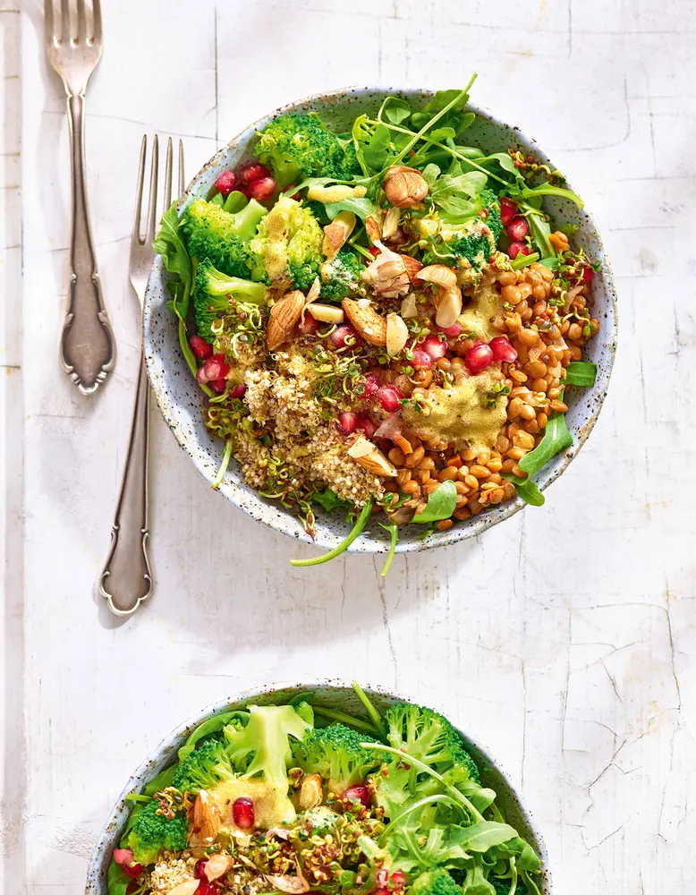 Brokkoli-Linsen-Salat mit Quinoa, Rucola und aktivierten Mandeln