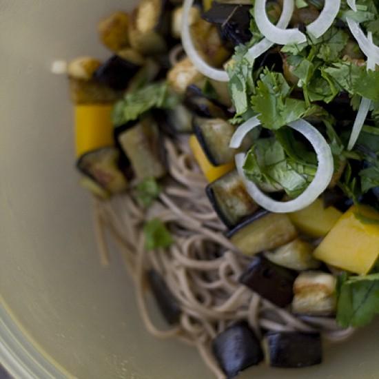Rezeptbild: Sobanudeln mit gebratener Aubergine und Mango