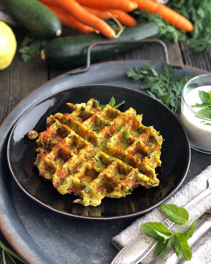 Rezeptbild: Zucchini-Möhren-Waffeln mit Zitronen-Minz-Joghurt