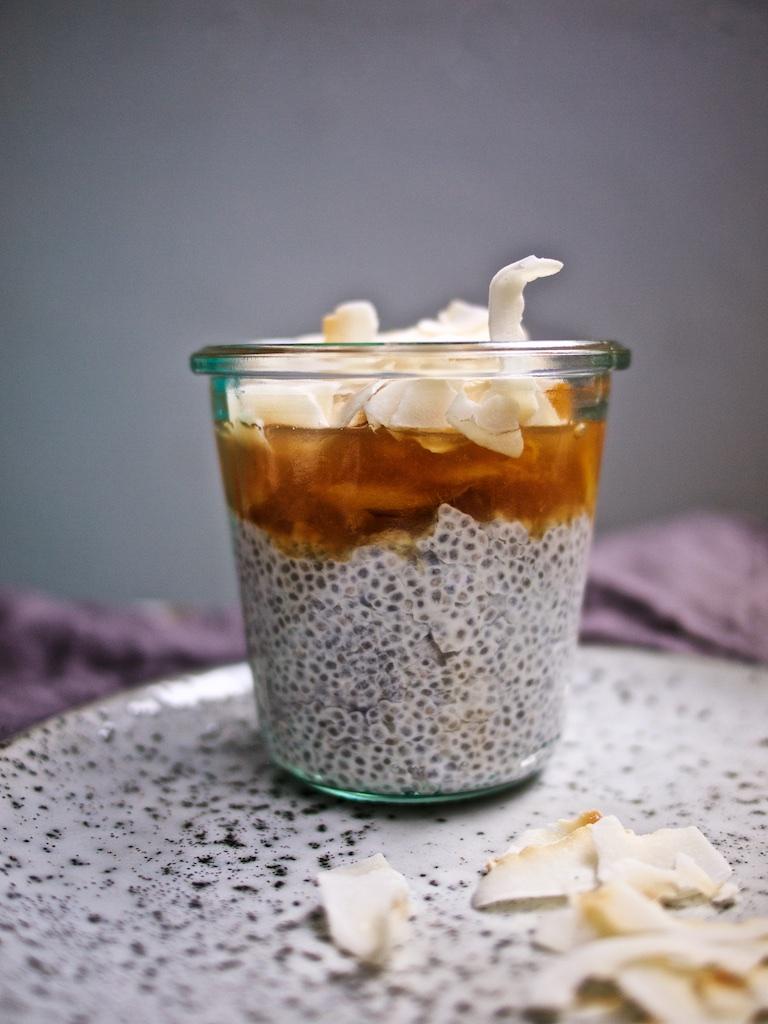Rezeptbild: Chai-Chia-Pudding mit Mirabellenkompott