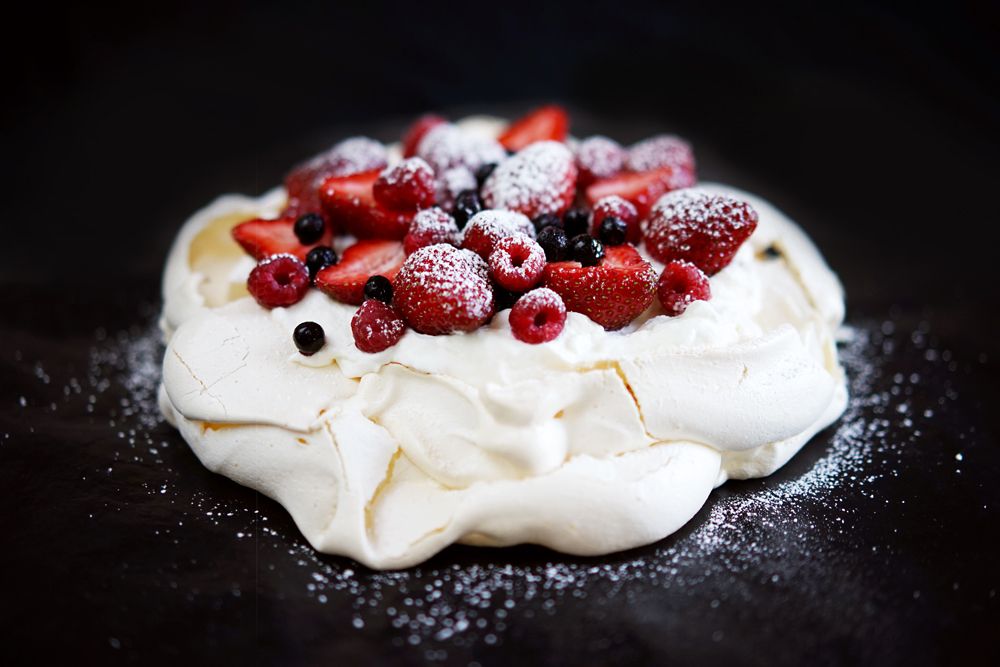 Rezeptbild: Pavlova mit Erdbeeren, Himbeeren und Blaubeeren