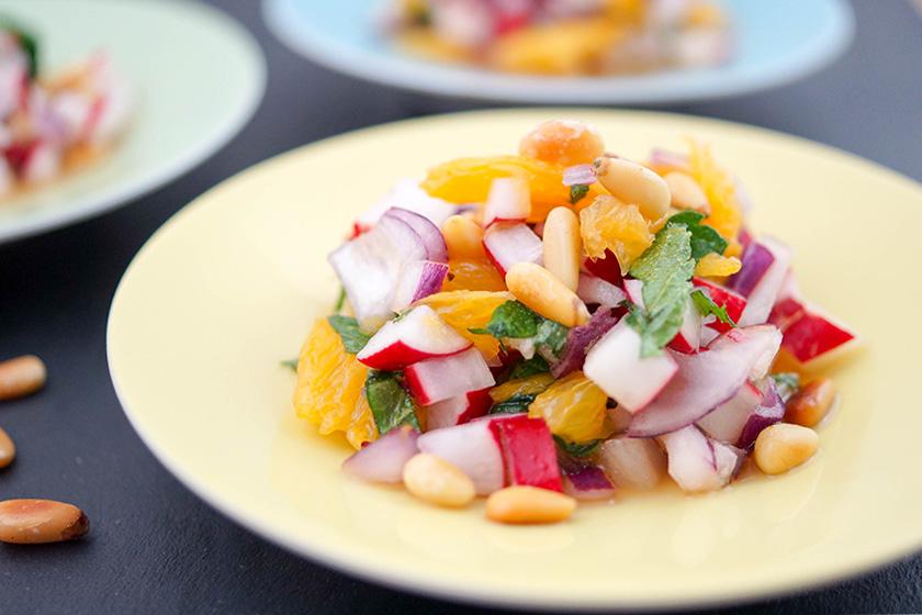 Rezeptbild: Radieschen-Salat mit Minze, Orange und Pinienkernen