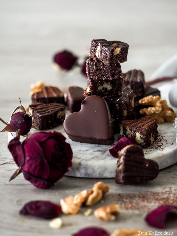 Rezeptbild: Brownie-Herzchen mit Walnüssen