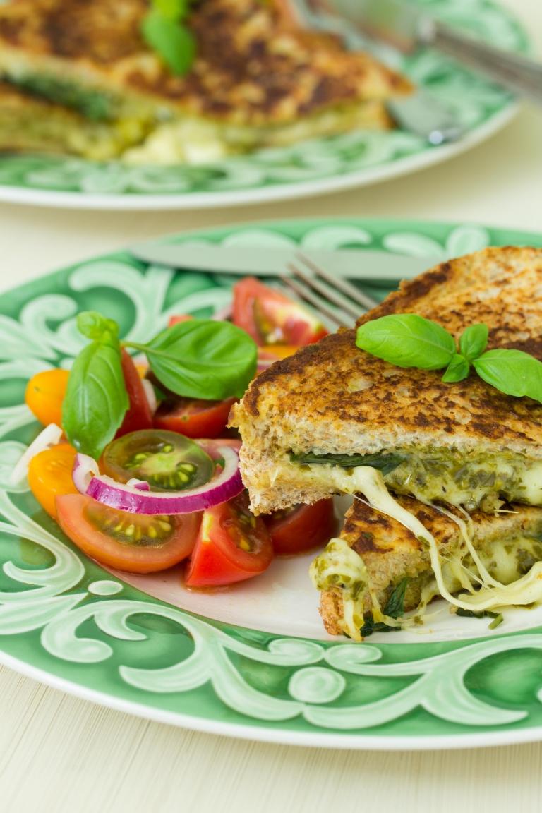 Rezeptbild: Pesto-Mozzarella in carrozza mit Tomatensalat
