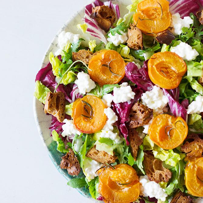 Rezeptbild: Salat mit gerösteten Aprikosen, körnigem Frischkäse und Zitronen-Vinaigrette