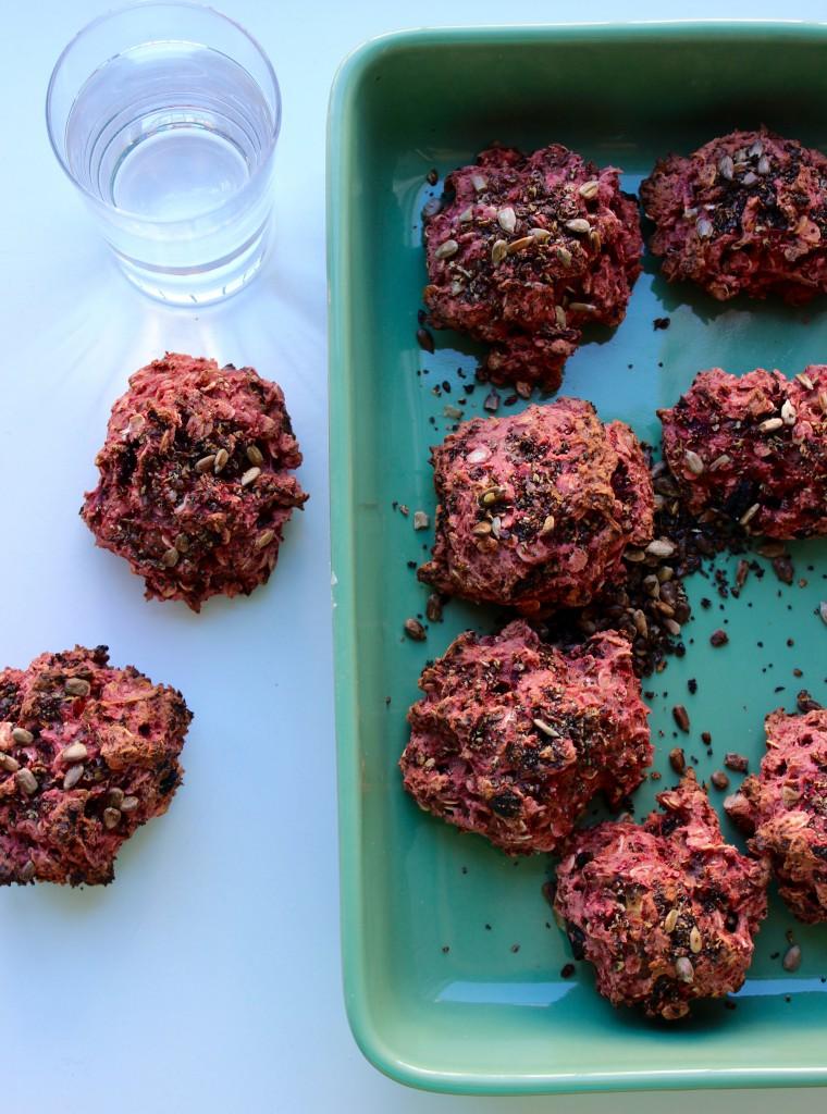Rezeptbild: Gemüse-Brötchen mit Datteln und Roter Bete. Glutenfrei.