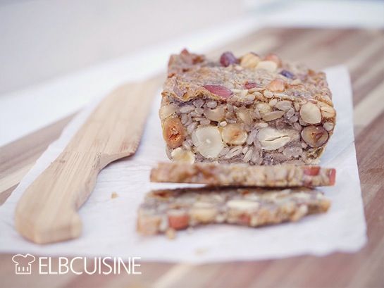 Rezeptbild: Körner-Brot aus der deli – mit nur vier Zutaten ohne Mehl ganz schnell selbst gemacht!