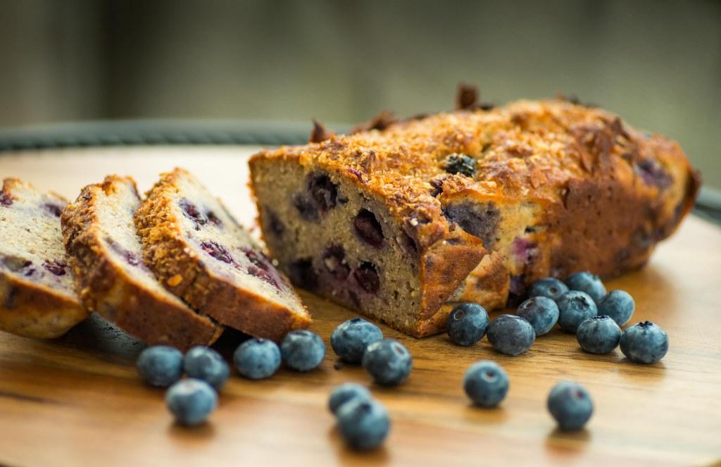 Rezeptbild: Hausgemachtes Kokos-Bananenbrot mit Heidelbeeren {zuckerfrei}