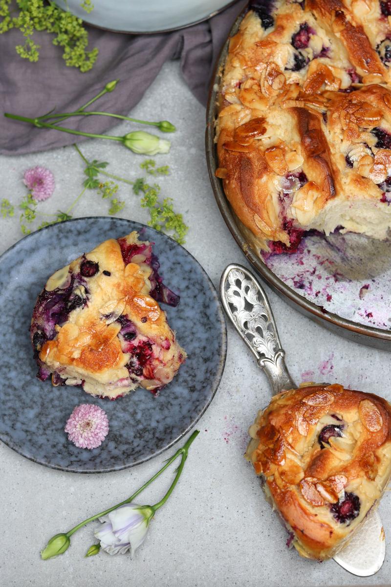 Rezeptbild: Hefeschnecken mit Beeren-Cheesecakefüllung und Bienenstichdecke