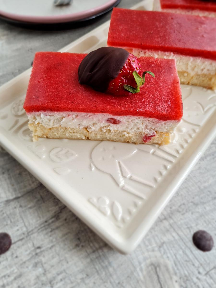 Rezeptbild: No-Bake Erdbeer-Mascarpone Schnitte