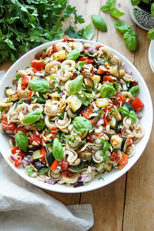 Rezeptbild: Sommer Nudelsalat mit geröstetem Gemüse
