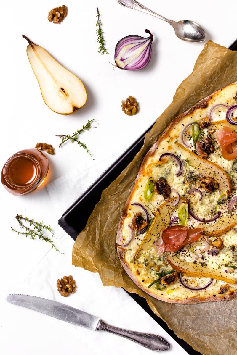 Rezeptbild: Birnen-Gorgonzola-Flammkuchen