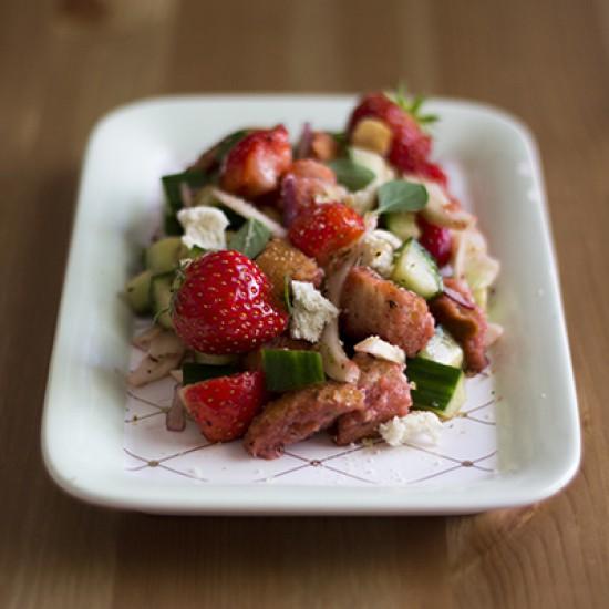 Rezeptbild: Erdbeer Panzanella mit Fenchel und Gurke