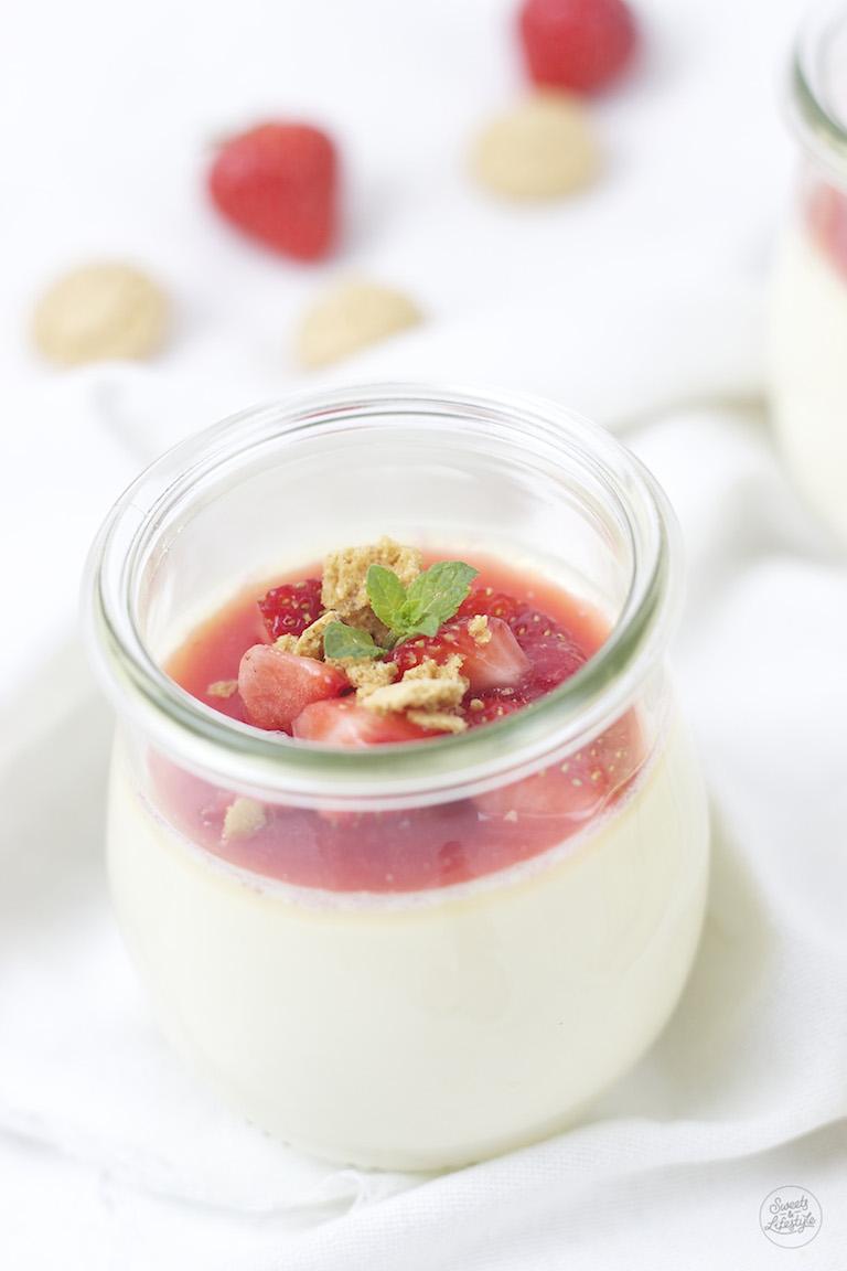 Rezeptbild: Spargel Panna Cotta mit Erdbeerragout
