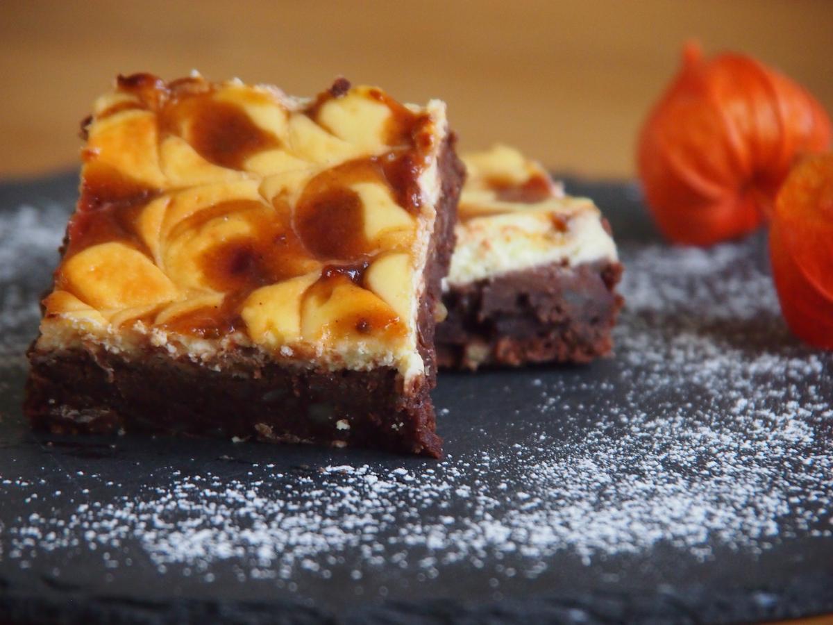 Rezeptbild: Cheesecake-Brownies mit Zwetschkenswirl