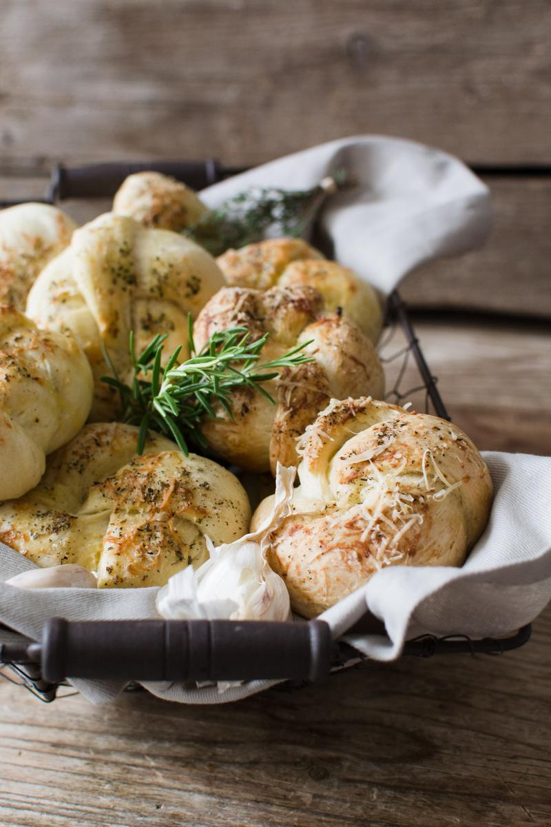 Rezeptbild: Kräuterknoten mit Käse