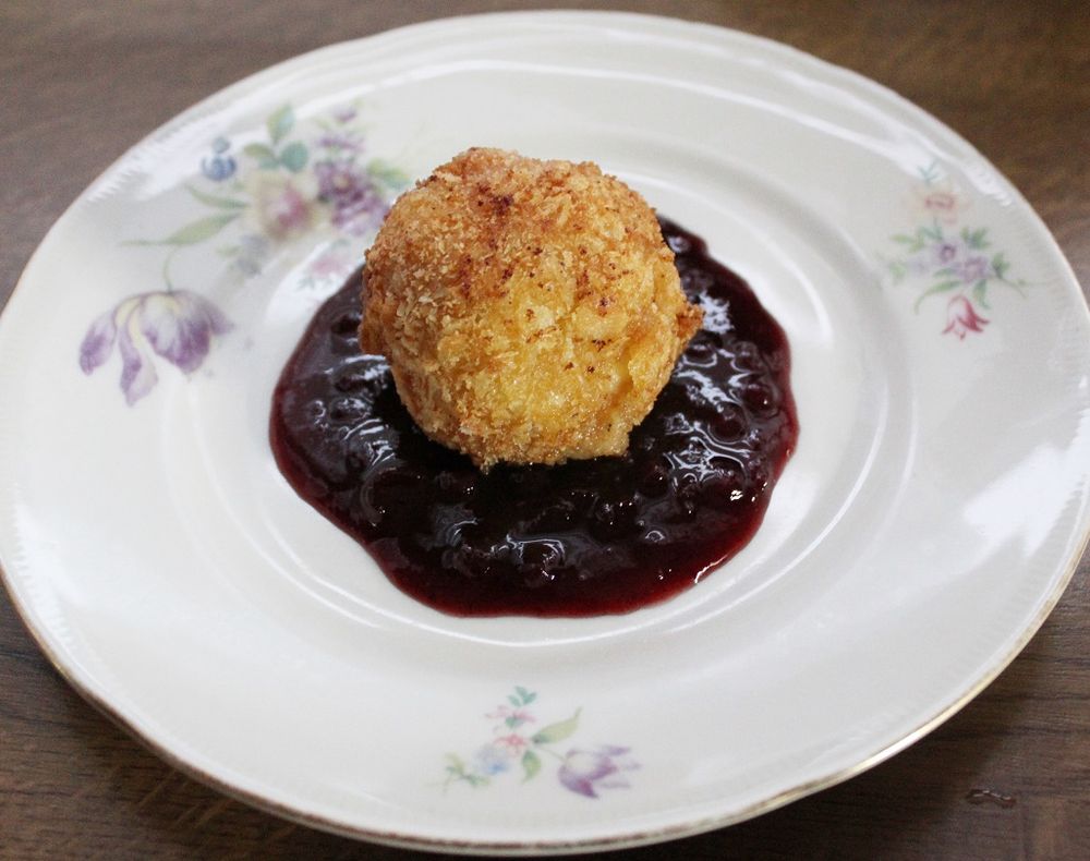 Rezeptbild: Gebackene Apfelbällchen mit Preiselbeer-Ragout