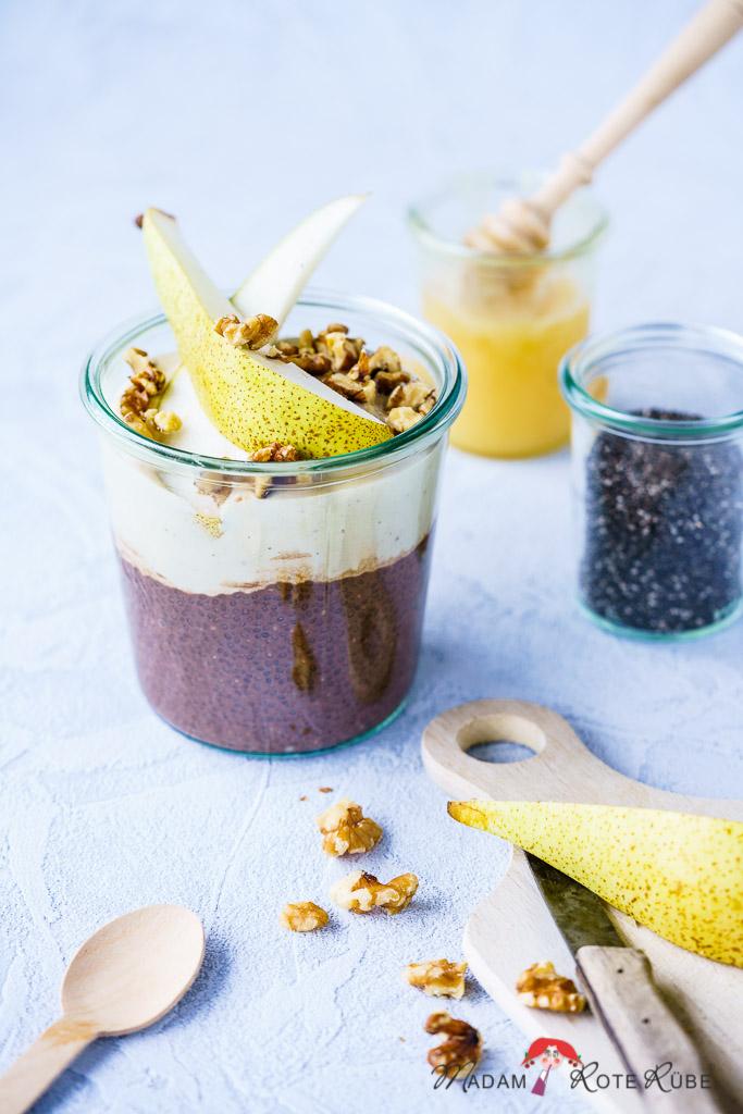 Rezeptbild: Schoko-Chiapudding mit Cashew-Mandelcreme und Birne