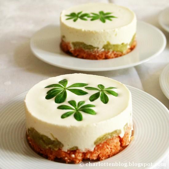 Rezeptbild: Rhabarber-Quark-Törtchen mit Waldmeister