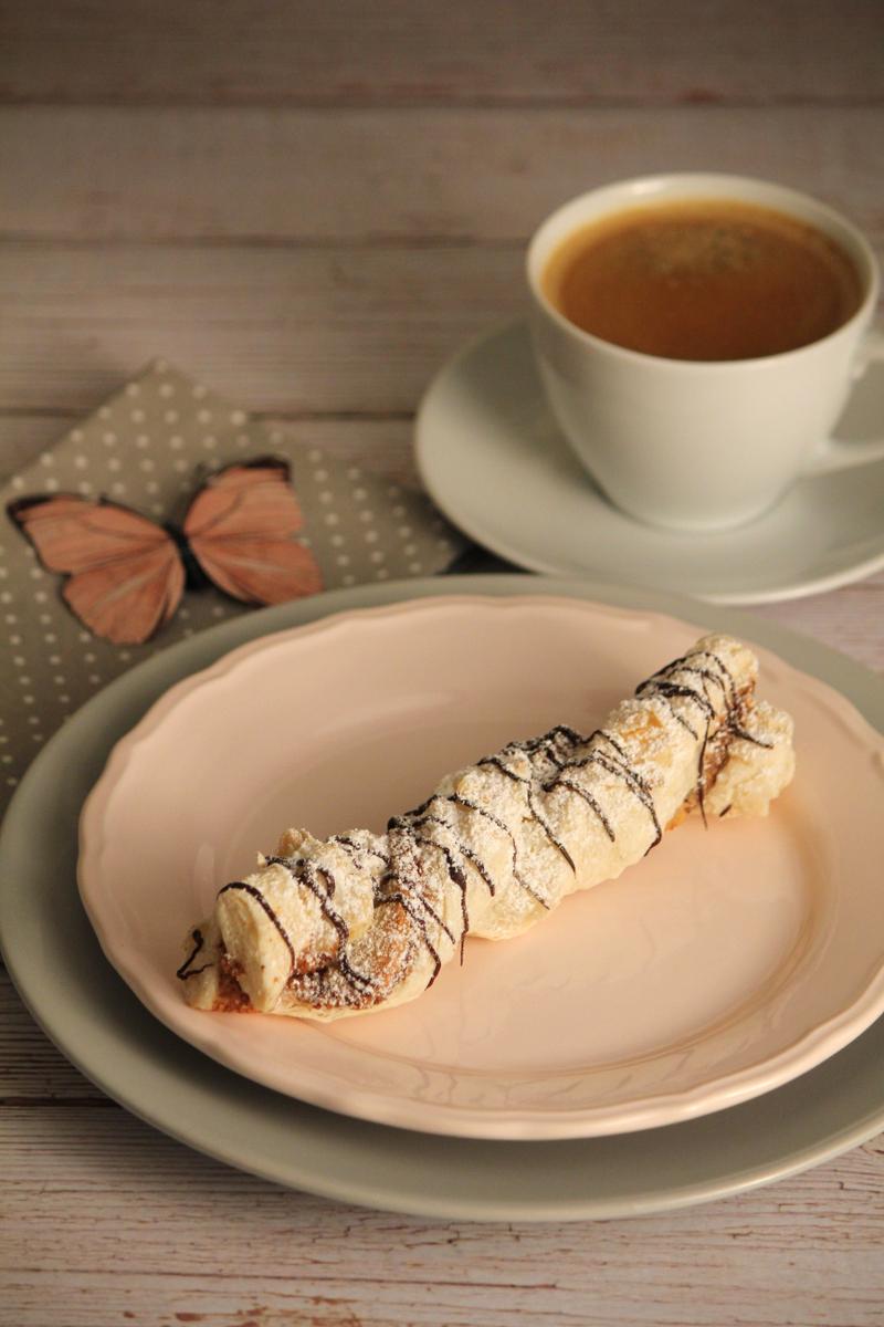 Rezeptbild: Knusperstangen mit Nuss-Marzipan-Füllung