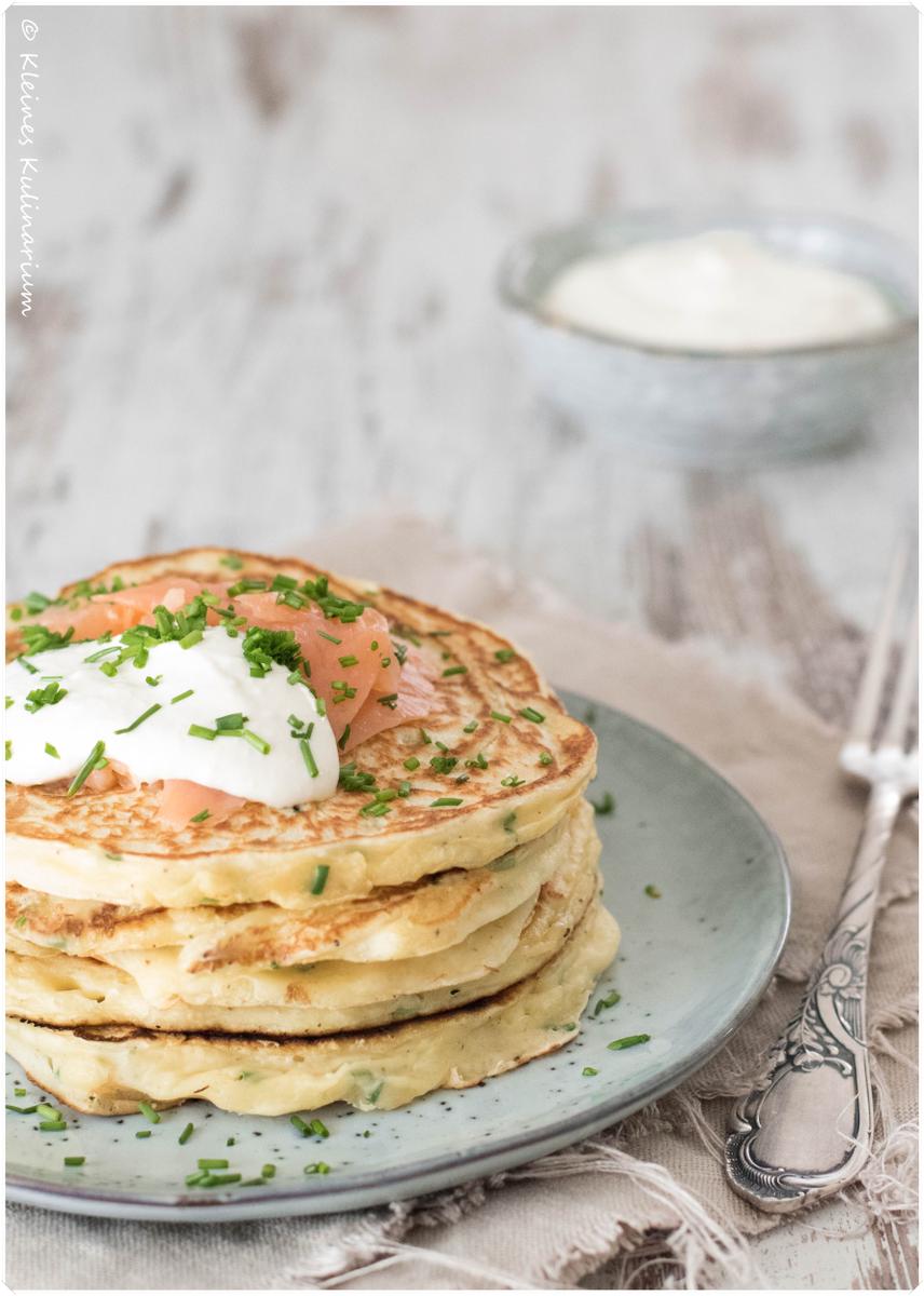Rezeptbild: Herzhafte Pancakes mit Räucherlachs und Meerrettichschmand