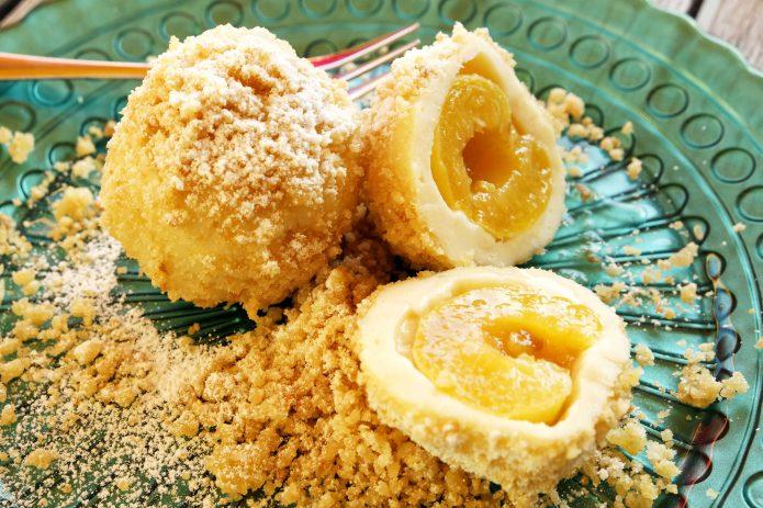 Rezeptbild: Marillenknödel aus Topfenteig