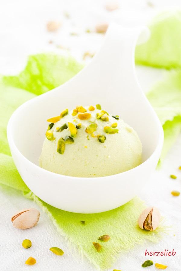 Rezeptbild: Avocado-Buttermilch-Eis mit Honig und Pistazien