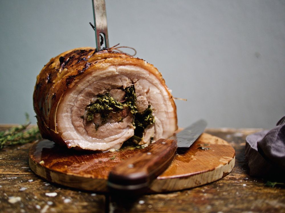 Rezeptbild: Porchetta mit lauwaremen Aprikosen-Pfifferling-Gemüse