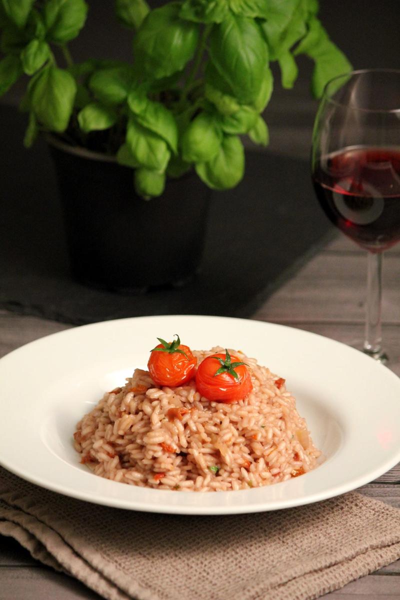 Rezeptbild: Rotwein-Risotto mit getrockneten Tomaten (Vegan)