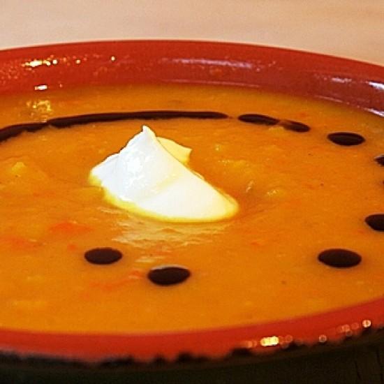 Rezeptbild: Kürbissuppe mit Kartoffeln, Apfel und Ingwer