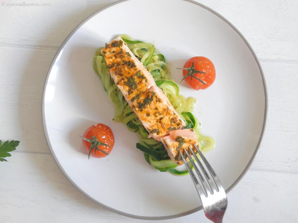 Rezeptbild: lachs mit chermoula auf zoodles