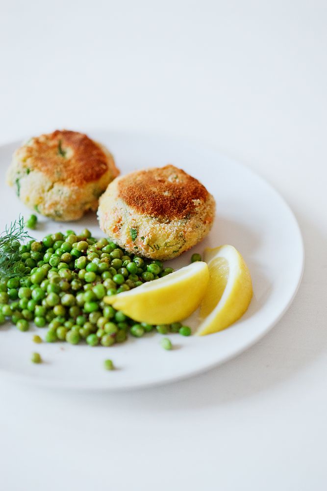 Rezeptbild: Lachs-Kartoffel-Frikadellen und Erbsensalat mit Zitronendressing
