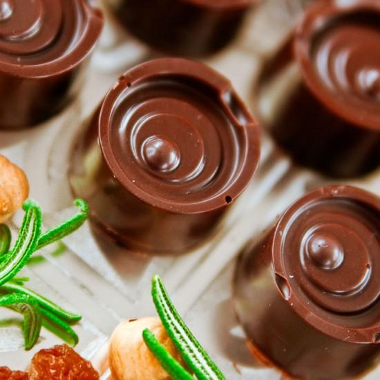 Rezeptbild: PRALINEN MIT ROSMARIN-TRAUBEN-NUSS-FÜLLUNG