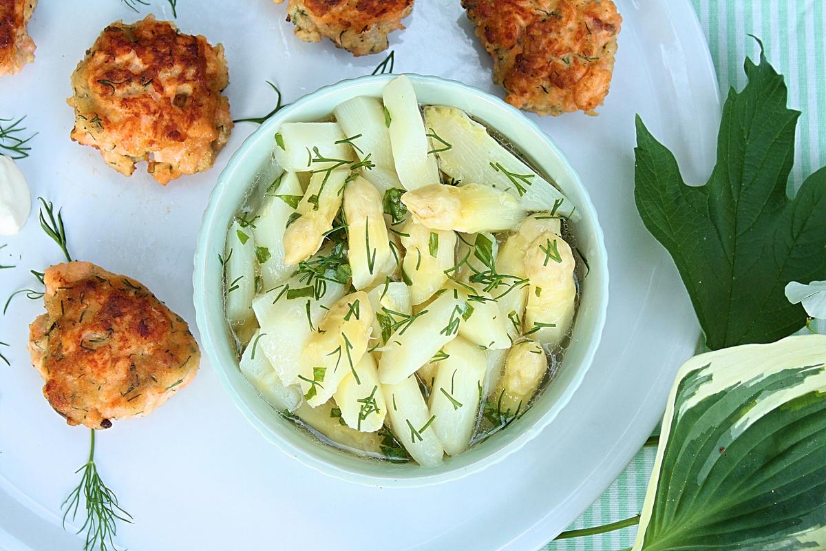 Rezeptbild: Lachsbuletten mit Spargelsalat