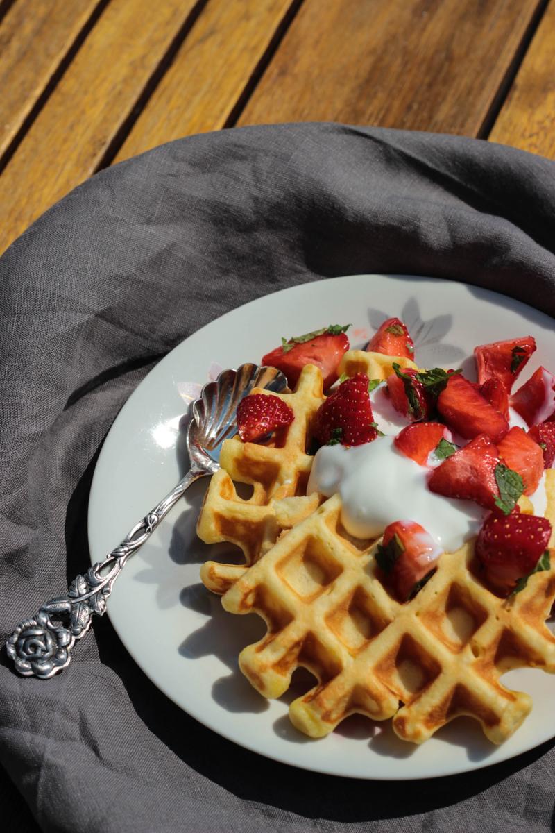Rezeptbild: Sesam-Waffeln mit Minz-Erdbeeren