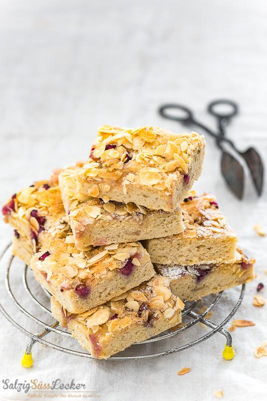 Rezeptbild: Marzipan Butterkuchen mit Granatapfel