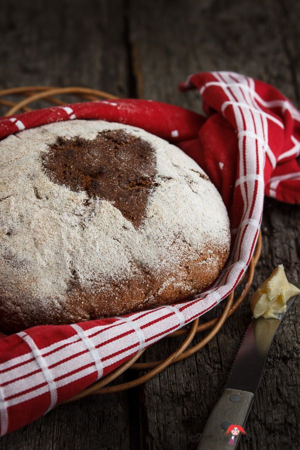 Rezeptbild: Herziges Vollkorn-Landbrot mit Sauerteig