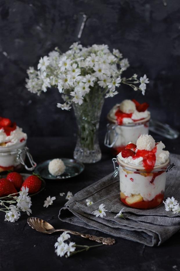 Rezeptbild: Erdbeer-Raffaello Tiramisu