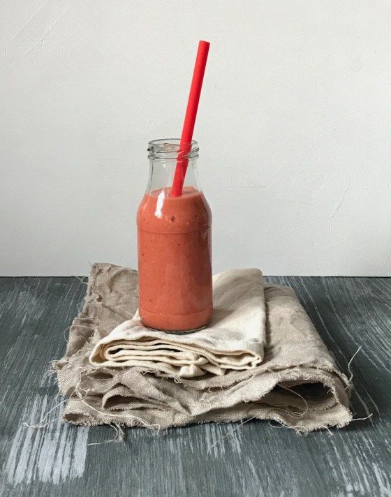 Rezeptbild: Montags-Smoothie in rot: Erdbeeren, Mango, Nektarine und Ananas