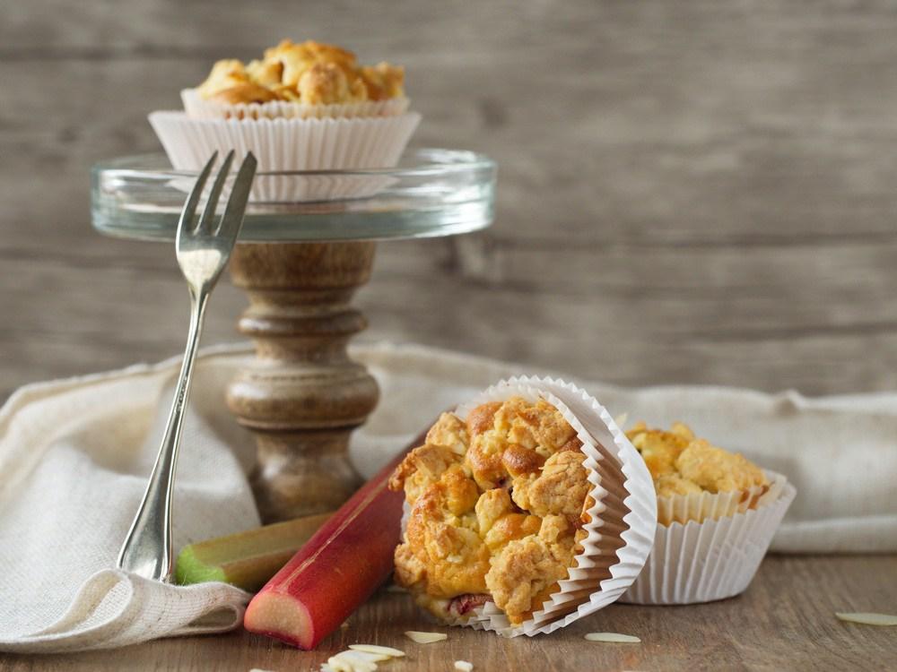 Rezeptbild: Rhabarber-Muffins mit Mandelstreusel
