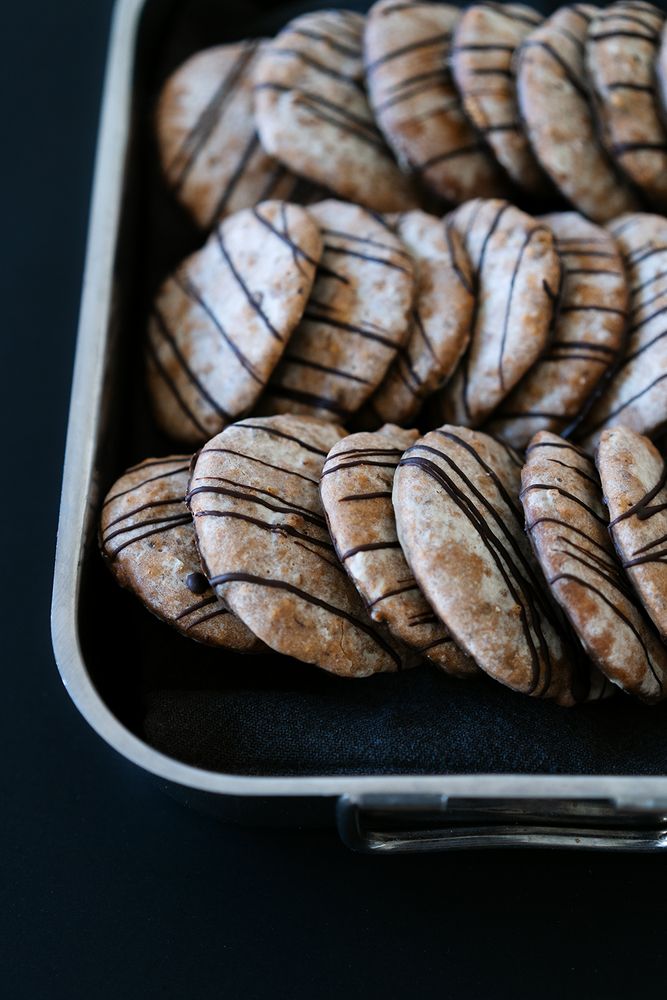 Rezeptbild: Elisenlebkuchen mit Marzipan, Datteln und Ingwer