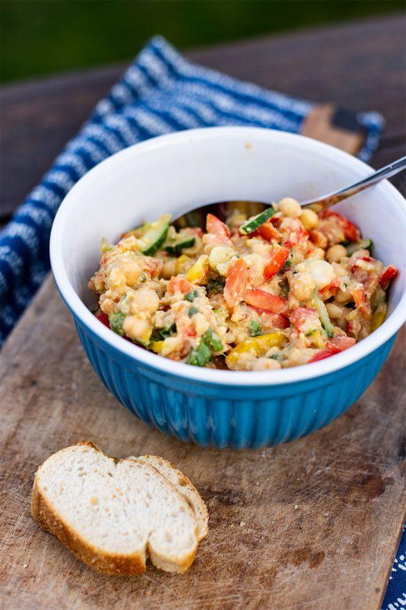 Rezeptbild: Orientalischer Kichererbsen Salat mit Tomaten, Gurke und Orange (vegan)