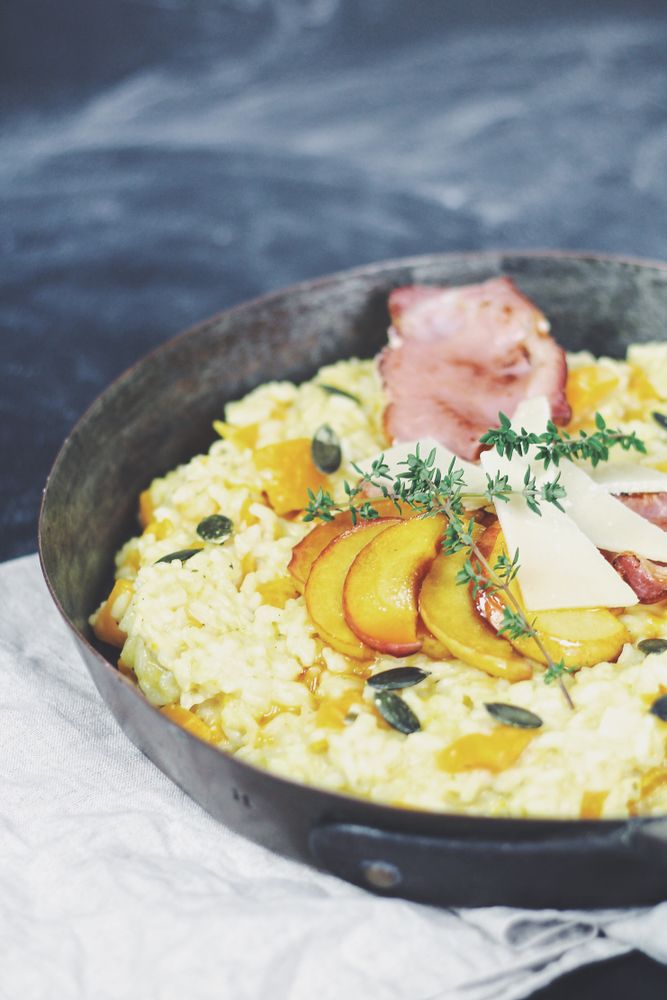 Rezeptbild: Kürbisrisotto mit Speck und karamellisierten Äpfeln