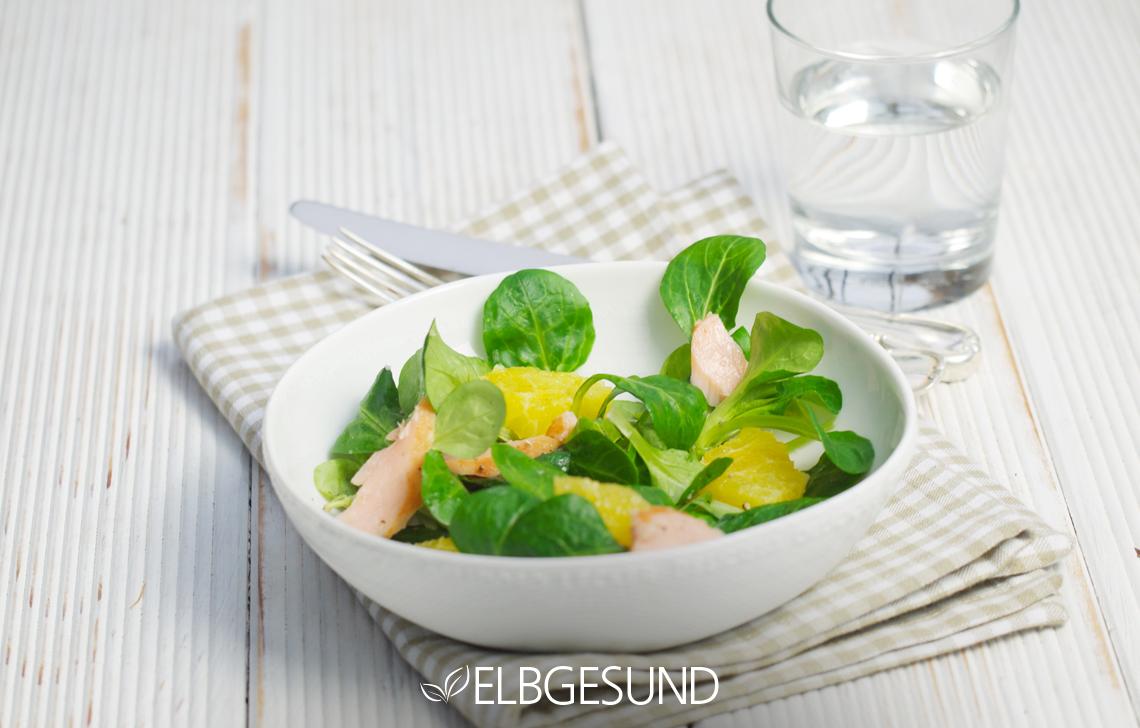 Rezeptbild: Orangen-Feldsalat mit zarten Lachsstückchen