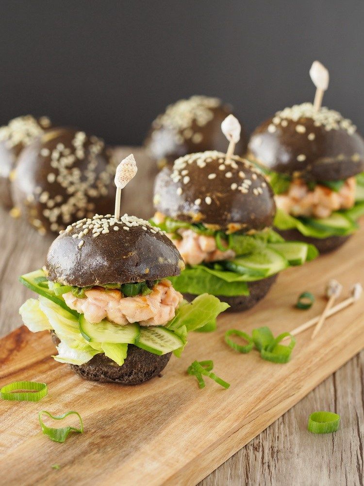Rezeptbild: Lachs-Burger mit Sepia-Bun, Ingwer und Matcha